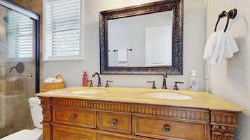 Ferienhaus, Mehrere Betten (Granite Getaway) | Badezimmer | Handtücher