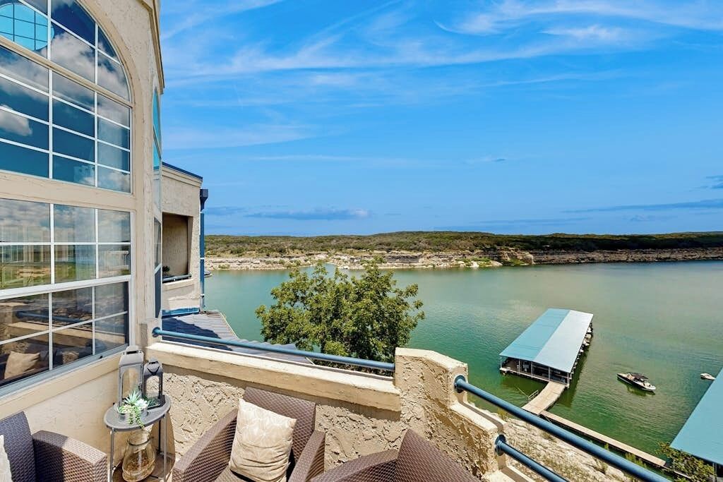 Condo, Plusieurs lits, balcon, vue sur la piscine (The Island on Lake Travis #1307) | Vue de la chambre
