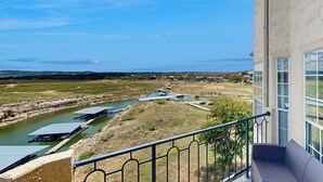 Ein Balkon mit Blick auf einen Fluss und die entfernte Landschaft.
