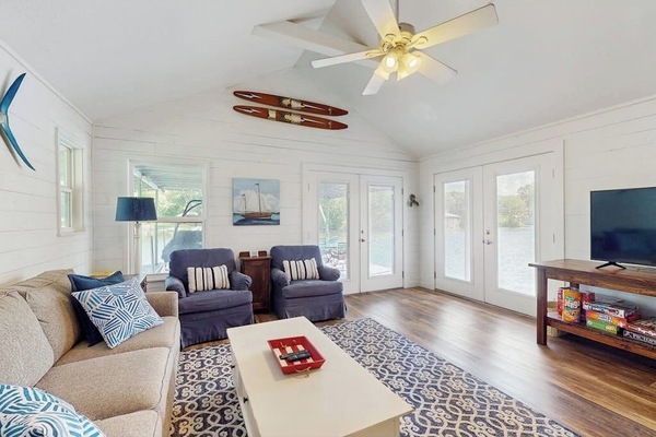House, Multiple Beds, Balcony (Crestwood Cove) | Living area