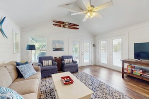 House, Multiple Beds, Balcony (Crestwood Cove) | Living area
