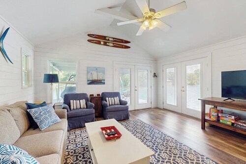 Lakefront Home on Water With Great Views, Boat Dock, Al Fresco Dining, and Wifi