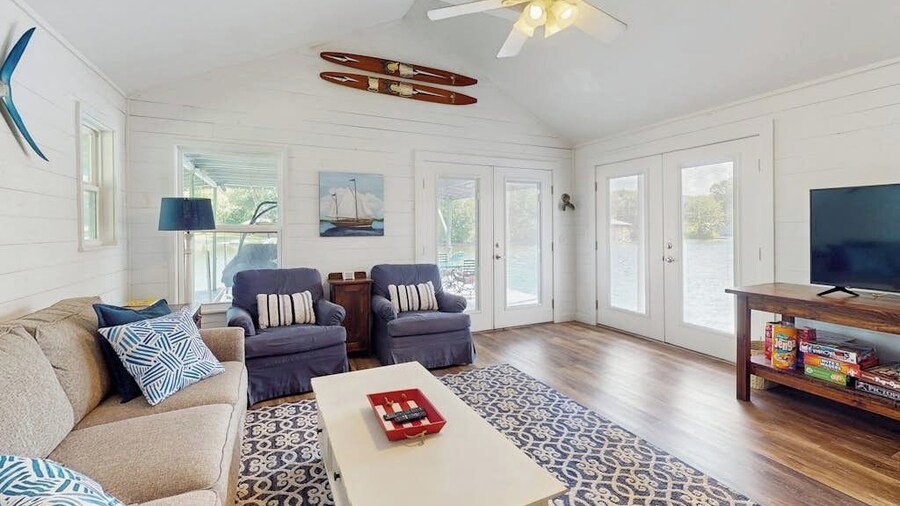 Lakefront Home on Water With Great Views, Boat Dock, Al Fresco Dining, and Wifi