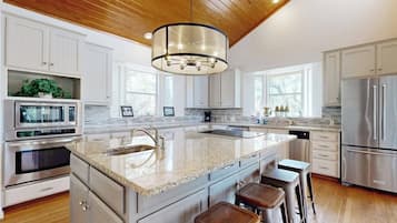 House, Multiple Beds, Garden View (Regal Riverfront Retreat) | Private kitchen