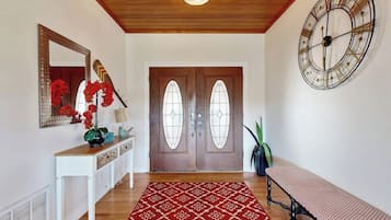 Casa, varias camas, vistas al jardín (Regal Riverfront Retreat) | Interior