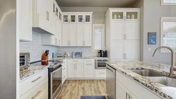 House, Multiple Beds (Blue Sky View) | Private kitchen