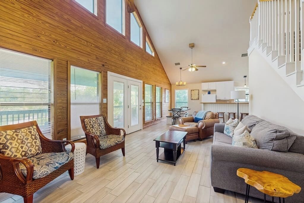 House, Multiple Beds (Ruff Lakehouse on Lake LBJ) | Living area
