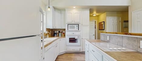House, Multiple Beds (Ruff Lakehouse on Lake LBJ) | Private kitchen