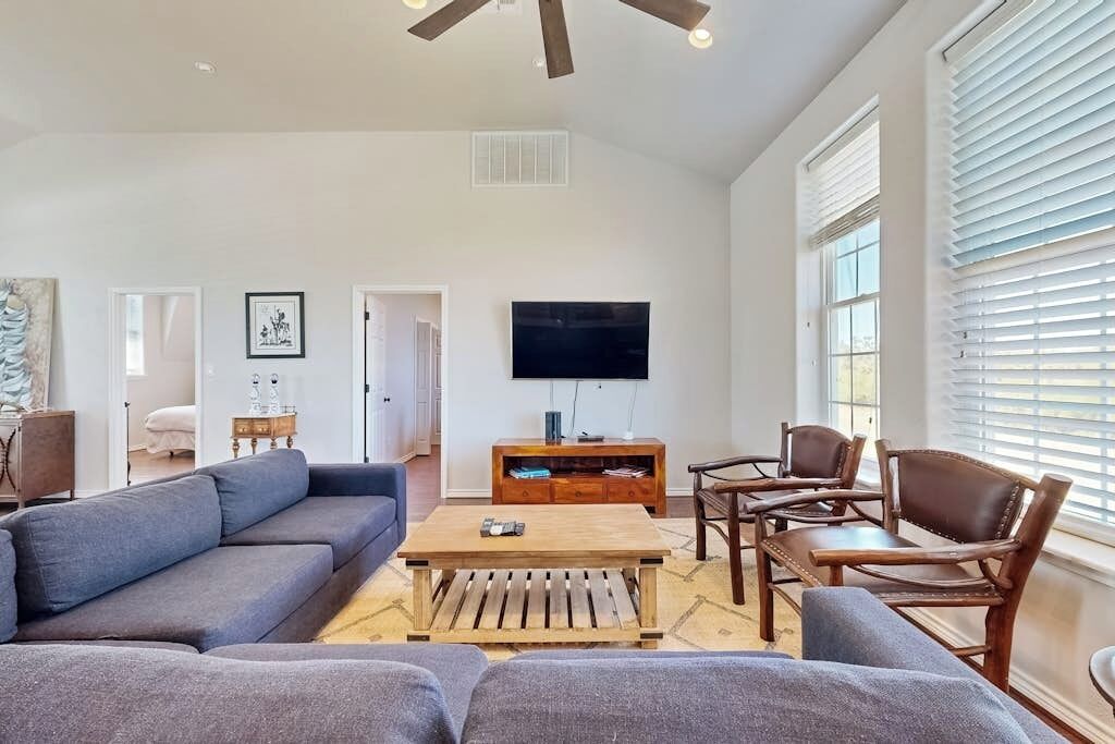 Casa, varias camas (Spicewood Outback) | Área de sala de estar