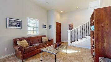 Casa, varias camas (Spicewood Outback) | Área de sala de estar