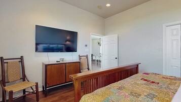 House, Multiple Beds (Spicewood Outback) | 4 bedrooms, individually decorated, individually furnished, bed sheets