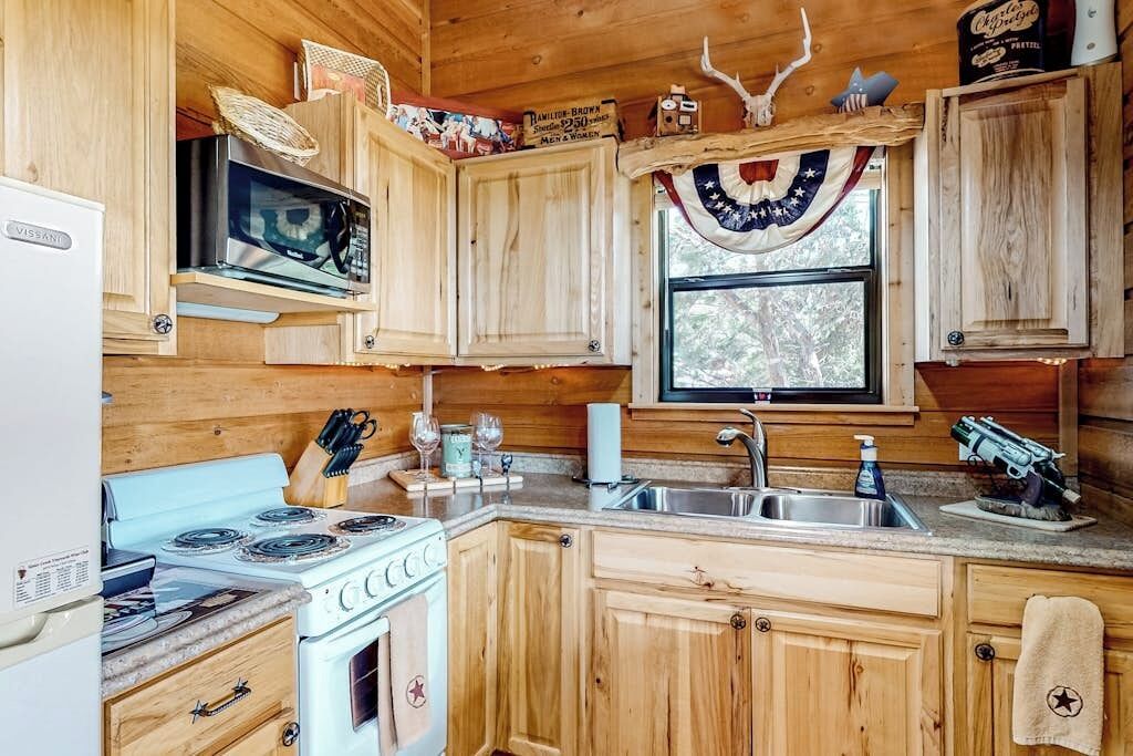 Cabin, Multiple Beds (Rock of Ages Cabin ) | Private kitchen