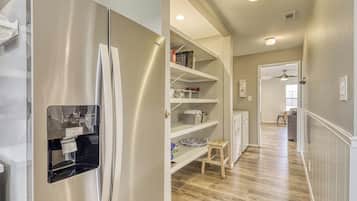 House, Multiple Beds, Kitchen, River View (Riverfront Oasis 1) | Interior
