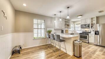 Maison, Plusieurs lits, cuisine, vue sur le fleuve (Riverfront Oasis 1) | Cuisine privée