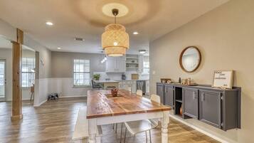 Maison, Plusieurs lits, cuisine, vue sur le fleuve (Riverfront Oasis 1) | 3 chambres, literie fournie