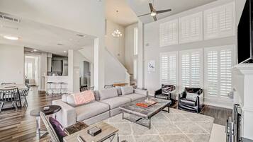 House, Multiple Beds (Oak Rock Point) | Living area