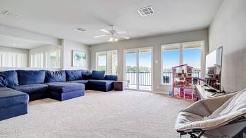 House, Multiple Beds (Oak Rock Point) | Living area