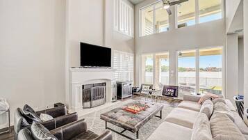 House, Multiple Beds (Oak Rock Point) | Living area