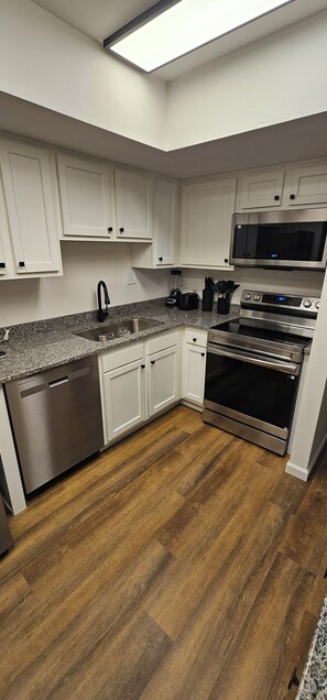Private kitchen - Central Tucson Retreat 2BR Townhome + Garage + AC for relaxing stays (Tucson)