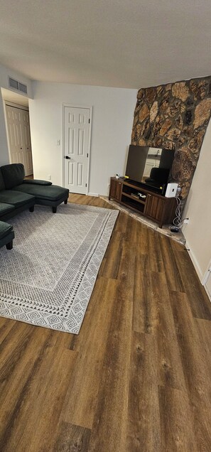 Smart TV - Central Tucson Retreat 2BR Townhome + Garage + AC for relaxing stays (Tucson)