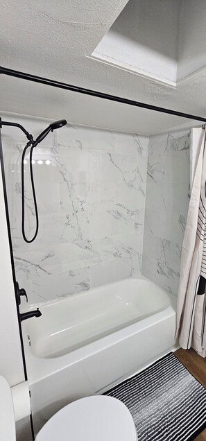 Shower, towels, soap, toilet paper - Central Tucson Retreat 2BR Townhome + Garage + AC for relaxing stays (Tucson)