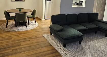 Central Tucson Retreat 2BR Townhome + Garage + AC for relaxing stays