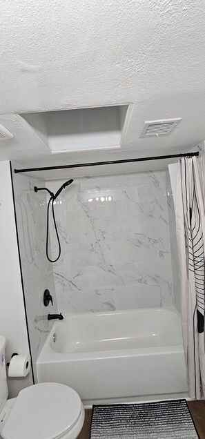 Shower, towels, soap, toilet paper - Central Tucson Retreat 2BR Townhome + Garage + AC for relaxing stays (Tucson)
