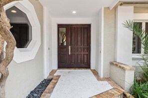 Exterior detail - Gated 5-bedroom resort. Heated pool. Waterviews. Walk to Fort Lauderdale Beach. (Fort Lauderdale)
