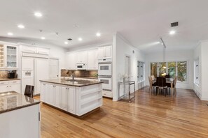 Private kitchen - Gated 5-bedroom resort. Heated pool. Waterviews. Walk to Fort Lauderdale Beach. (Fort Lauderdale)