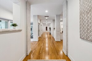 Interior - Gated 5-bedroom resort. Heated pool. Waterviews. Walk to Fort Lauderdale Beach. (Fort Lauderdale)