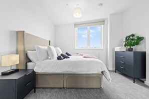 Room - 2BR Modern Apartment | 12 Mins to Heathrow (Staines-upon-Thames)