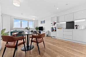Dining - 2BR Modern Apartment | 12 Mins to Heathrow (Staines-upon-Thames)