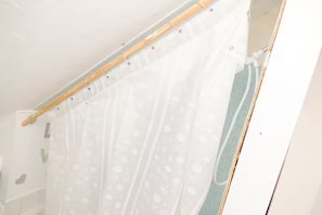 تجهيزات دش، مجففات شعر، مناشف، صابون