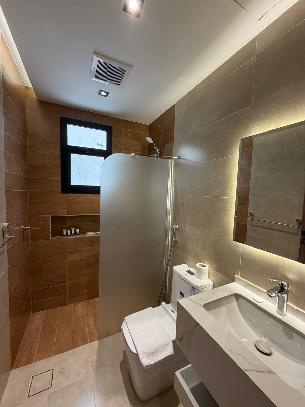 Articles de toilette gratuits, sèche-cheveux, serviettes fournies, savon