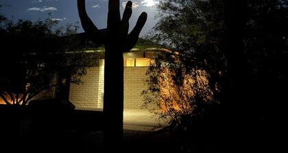 Cozy 2-bedroom condo with a POOL in beautiful Tucson with AC
