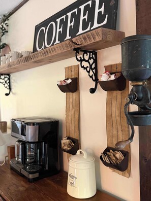Ein Kaffeeangebot mit Kaffeemaschine, Kaffeekanne und einer Kaffeetafel.