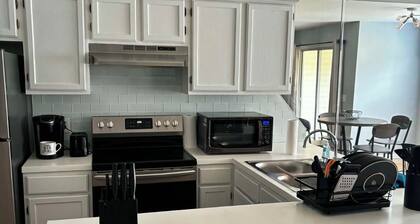 Cozy condo perfect for traveling medical professionals or nomads.