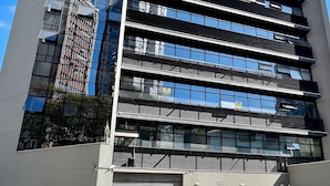 A modern building with multiple floors, large windows, and a flat roof. - LK Lourdes 9 (Belo Horizonte)
