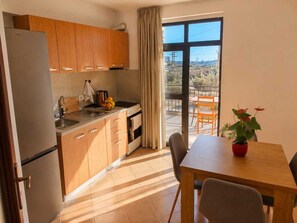 Chambre Double Familiale, balcon, vue ville | Cuisine privée