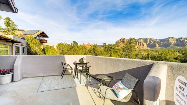 Eine private Terrasse mit Gartenmöbeln, Blick auf rote Felsformationen und ein Schild, das eine Privatfläche kennzeichnet.