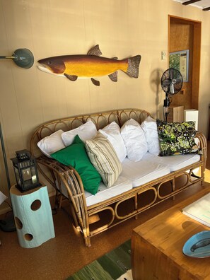 Interior - LAKEFRONT 3BDR CABIN WITH PRIVATE DOCKS & DECKS - MUSKOKA  NEAR PORT CARLING (Port Severn)