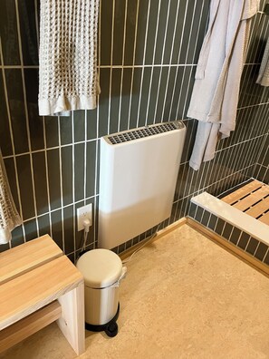 Shower, bidet, towels, soap - LAKEFRONT 3BDR CABIN WITH PRIVATE DOCKS & DECKS - MUSKOKA  NEAR PORT CARLING (Port Severn)