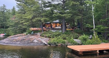 LAKEFRONT 3BDR CABIN WITH PRIVATE DOCKS & DECKS - MUSKOKA NEAR PORT CARLING