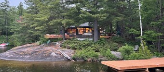 LAKEFRONT 3BDR CABIN WITH PRIVATE DOCKS & DECKS - MUSKOKA NEAR PORT CARLING