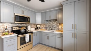 Private kitchen - "Boutique Art Home"  Little Havana King Bed,Near Brickell,Airport & South Beach (Miami)