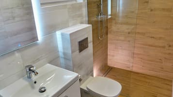 Deluxe-hus - 2 soveværelser - kæledyr tilladt - udsigt til have | Badeværelse | Bruser, Sæbe, Toiletpapir