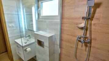 Deluxe-hus - 2 soveværelser - kæledyr tilladt - udsigt til have | Badeværelse | Bruser, Sæbe, Toiletpapir