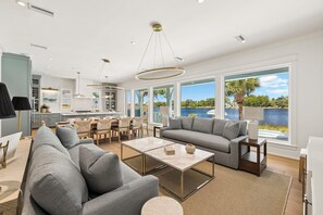Ein modernes Wohnzimmer mit einer Couch, einem Couchtisch und einem Essbereich.