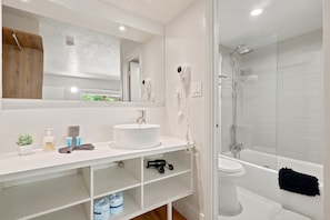Economy-Einzelzimmer, Nichtraucher, eigenes Bad | Badezimmer | Badewanne, kostenlose Toilettenartikel, Haartrockner, Handtücher