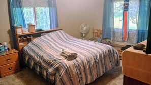 Bed sheets - 3-bedroom house in tranquil Oshkosh with cool AC breeze (Oshkosh)
